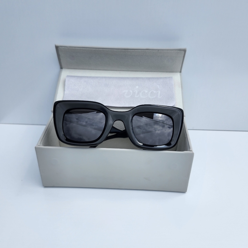 Vicci Black Sunglasses for Women's